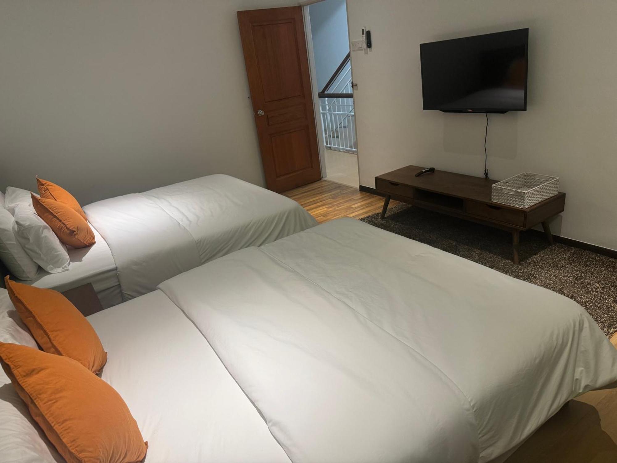 Jambul 3-storey Corner House 6bed5bathroom * Bayan Lepas