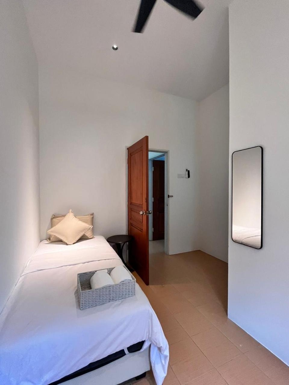 Jambul 3-storey Corner House 6bed5bathroom Holiday home *
