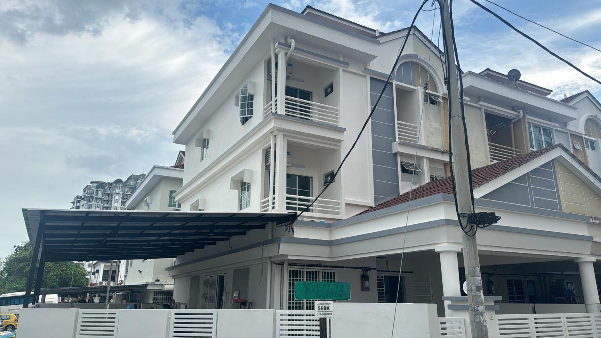 Jambul 3-storey Corner House 6bed5bathroom Holiday home Bayan Lepas