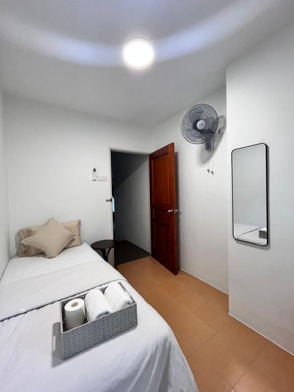 Jambul 3-storey Corner House 6bed5bathroom